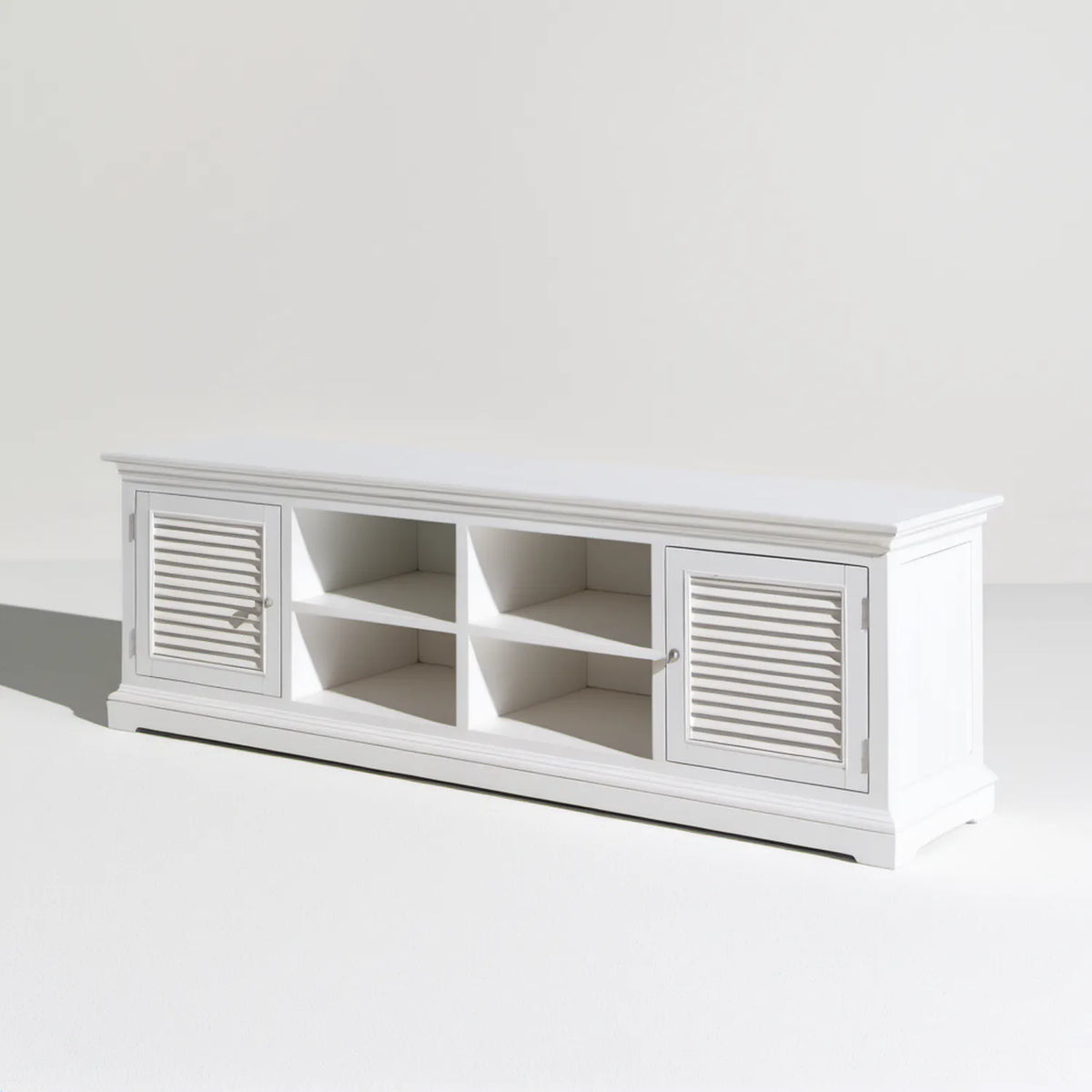 Biała szafka RTV 140 x 40 x 50 cm z MDF, 2 drzwiami i 4 otwartymi wnękami