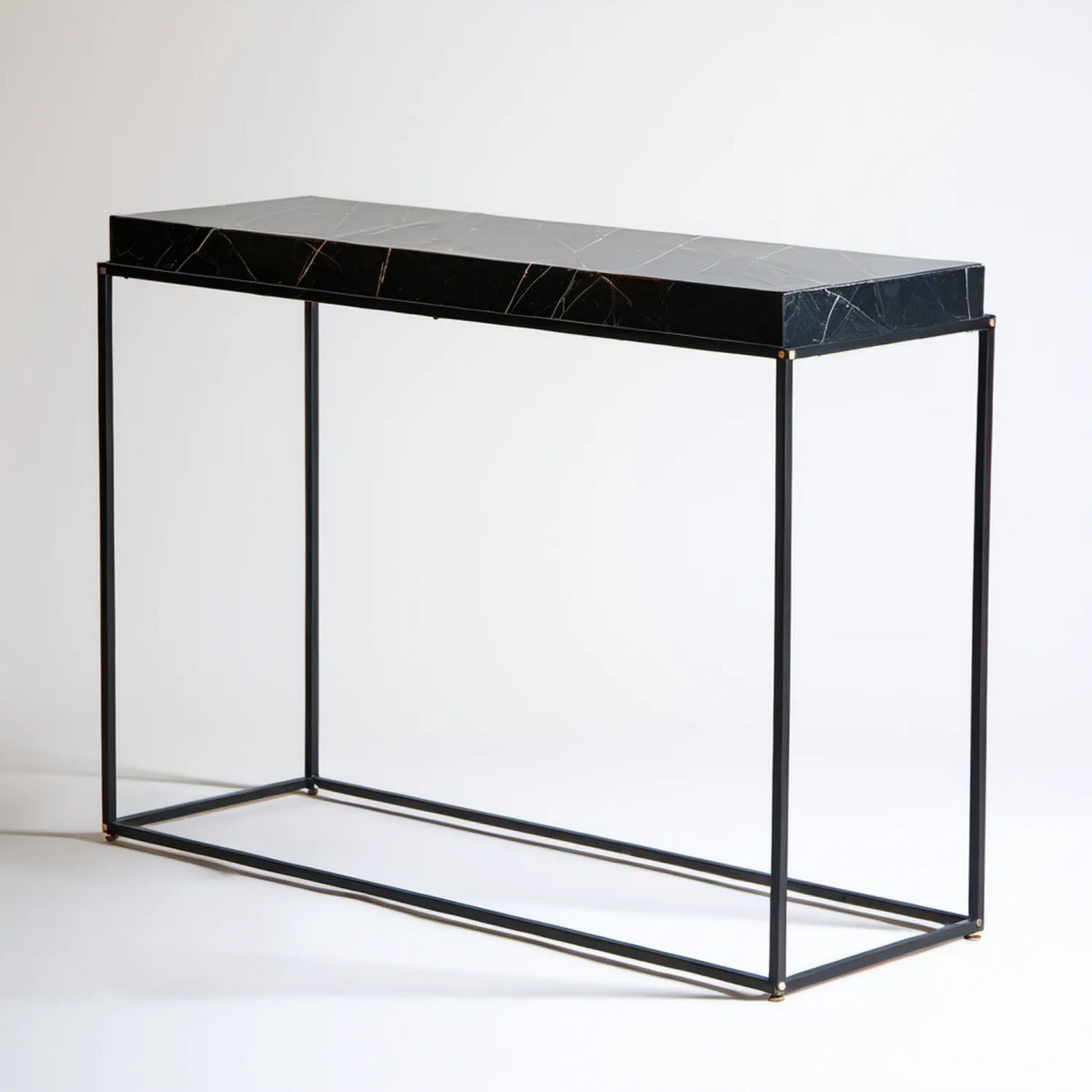Czarna konsola do przedpokoju 100 x 30 x 80 cm z blatem MDF w marmurowy wzór i stalową ramą